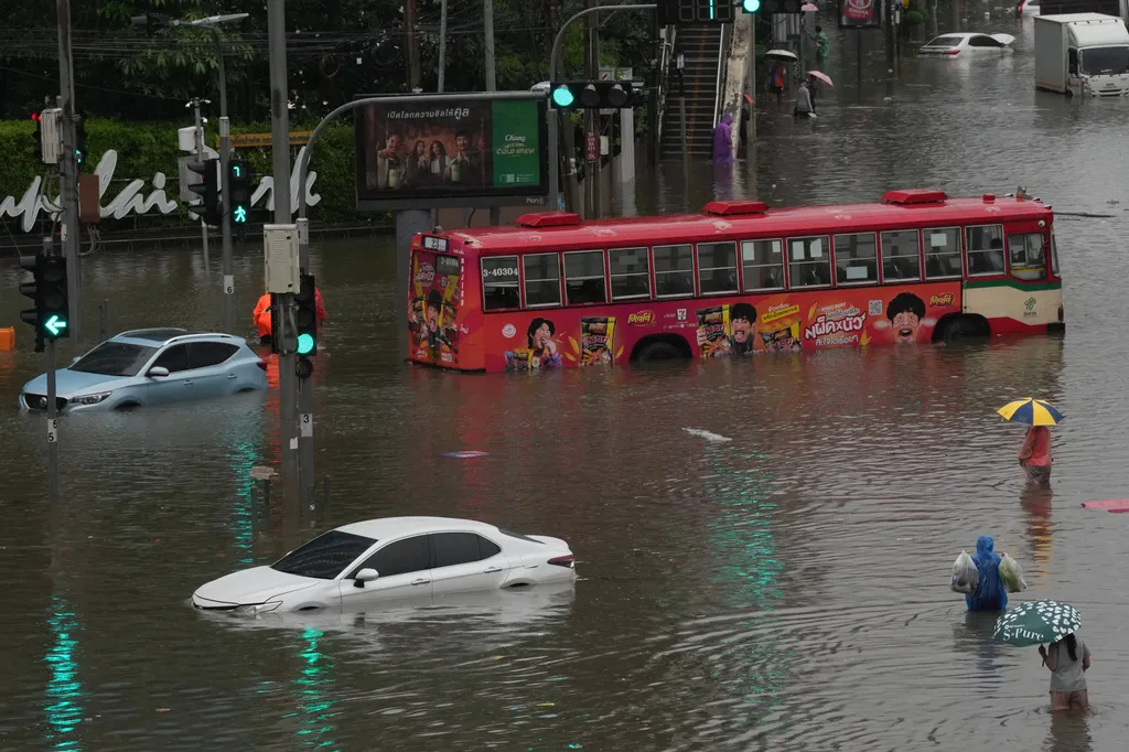 泰國曼谷連日豪大雨，造成市區出現嚴重水災。（美聯社）