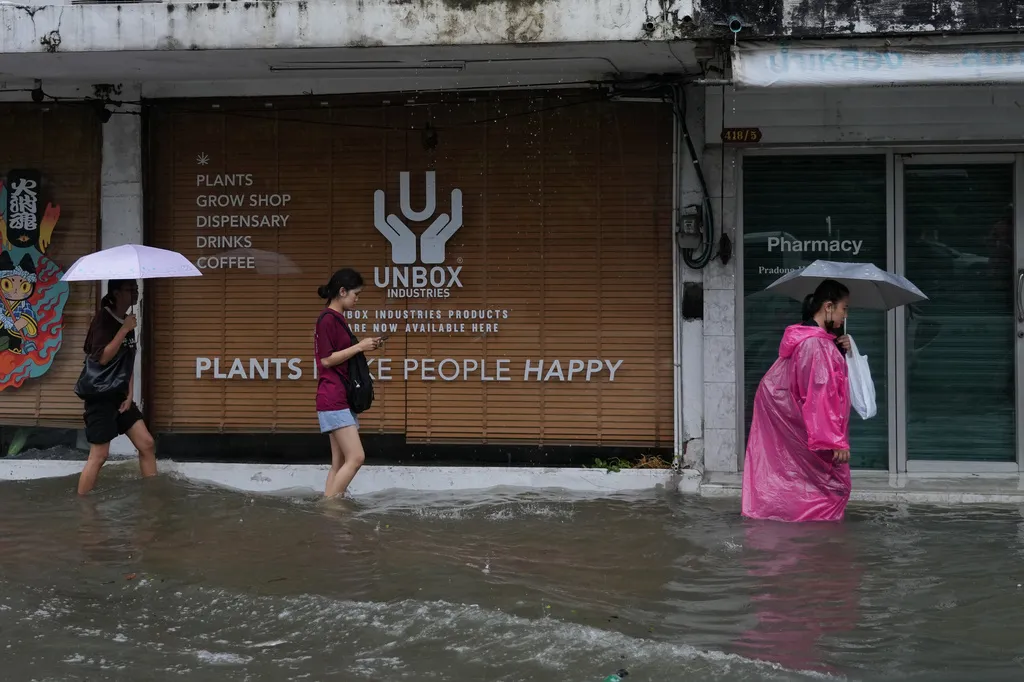 泰國曼谷連日豪大雨，造成市區出現嚴重水災。（美聯社）