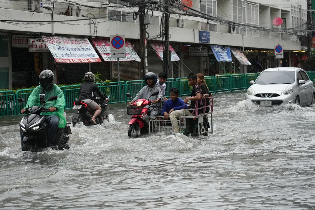泰國曼谷連日豪大雨，造成市區出現嚴重水災。（美聯社）