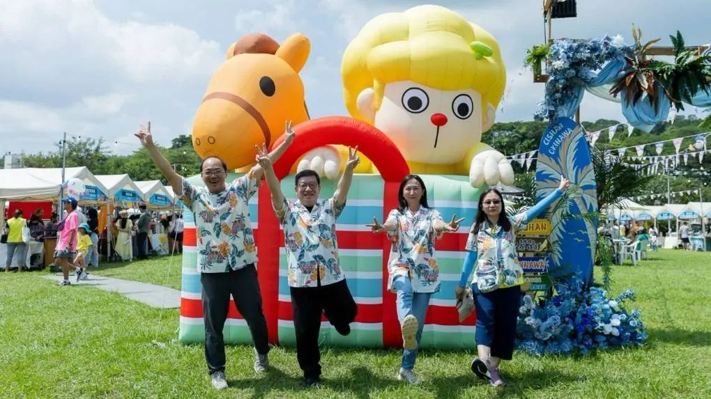民政局長閻青智（左二）與民眾穿上花襯衫到場，參與「Dress Code花襯衫」活動，以最具海島風情的穿搭一起感受旗山沖繩風。（圖/徐炳文攝）