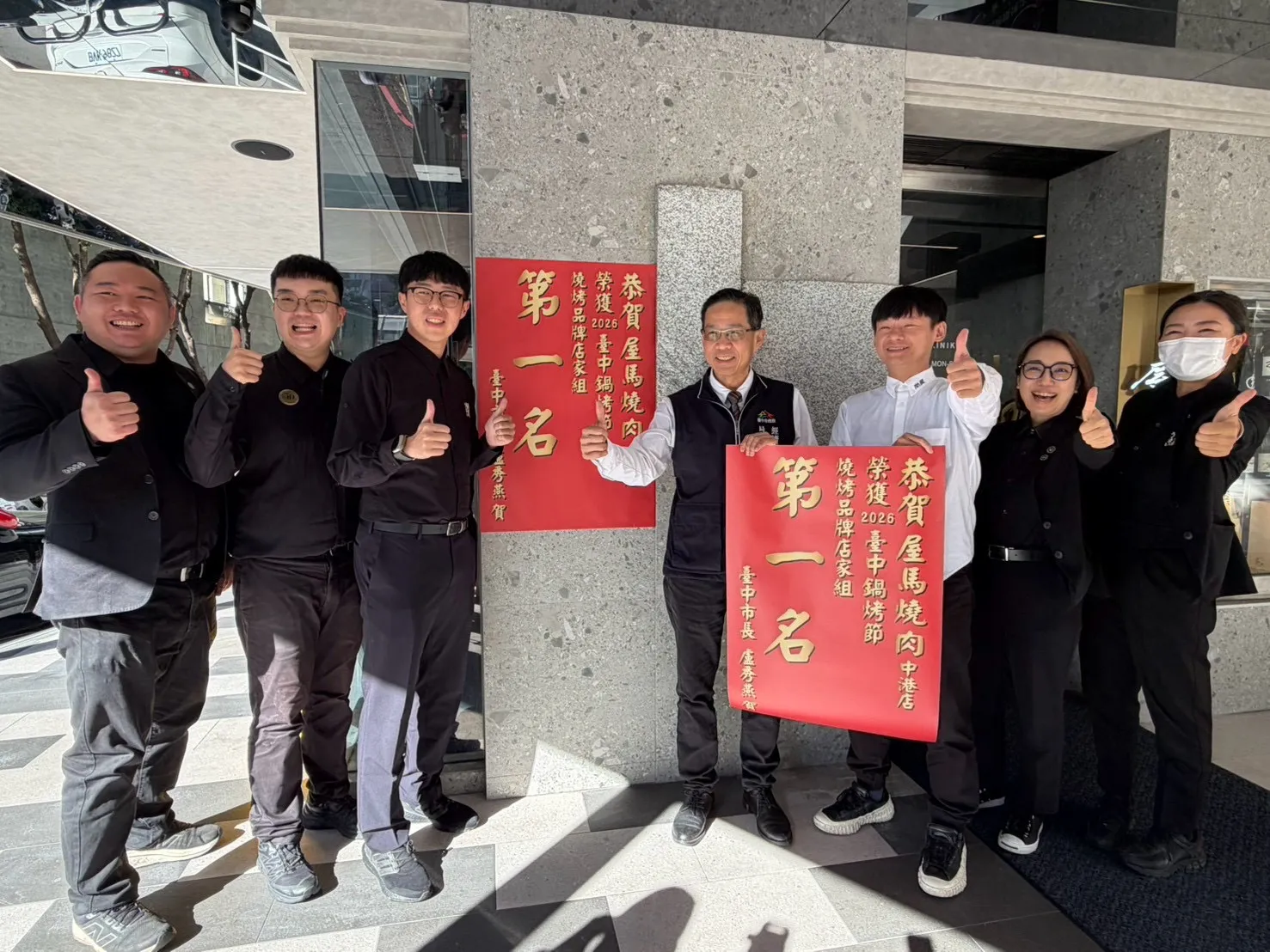 中市經發局長張峯源前往貼榜-人氣店家貼榜-屋馬燒肉中港店，以肉品選擇及服務體驗累積消費者支持。(圖/台中市政府)