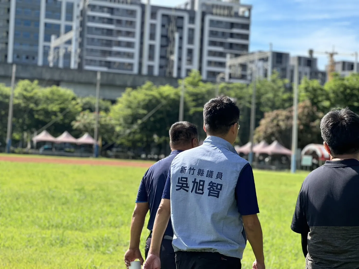 吳旭智走訪球場草地，關注運動空間與周邊環境，主張整合改善使用機能。（照片/吳旭智競辦提供）