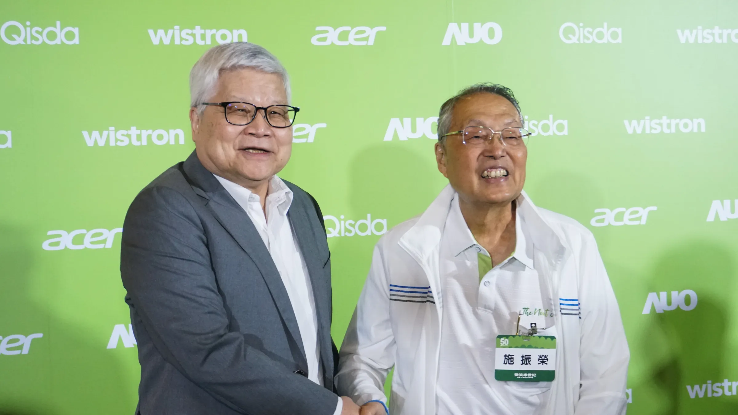 20260928-宏碁創辦人施振榮（右）與台積電董事長魏哲家（左）出席宏碁50週年慶「微笑半世紀」音樂劇。（蔡親傑攝）