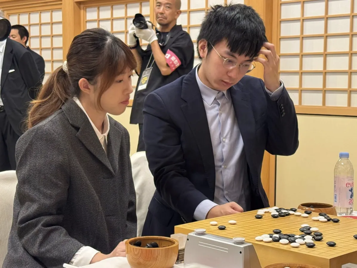 準決賽關鍵時刻，許皓鋐九段、楊子萱六段全神貫注思考。（海峰棋院）