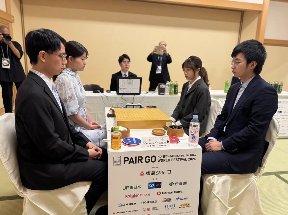 冠亞軍決戰現場，台灣組合許皓鋐、楊子萱對戰日本組合一力遼、藤澤里菜。（海峰棋院）