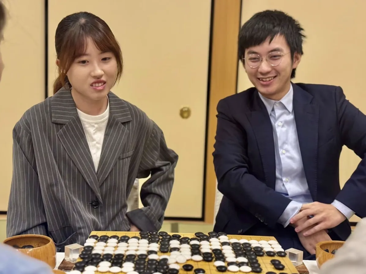 許皓鋐、楊子萱展現十足默契與拚勁。（海峰棋院）