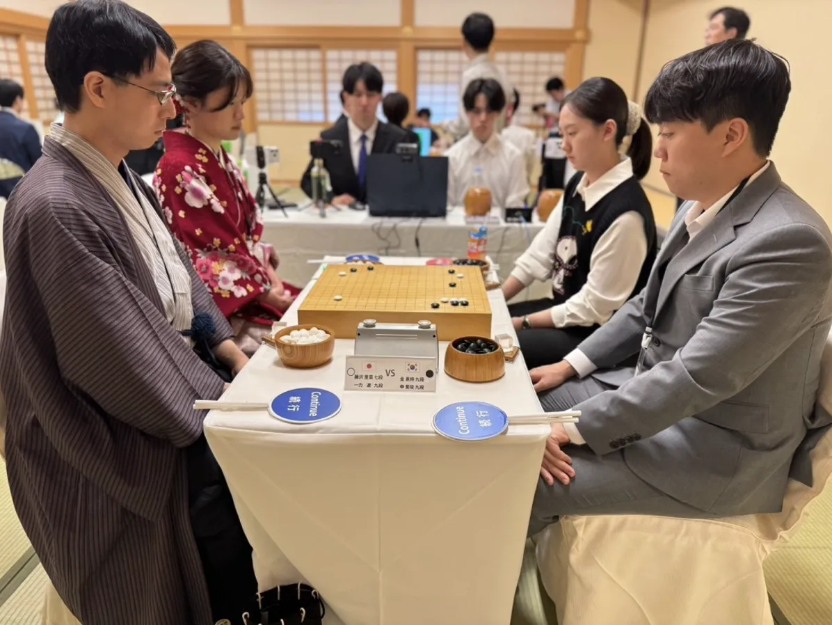 賽場一隅，日本組合藤澤里菜七段／一力遼九段對戰韓國組合金恩持九段／申旻埈九段。（海峰棋院）