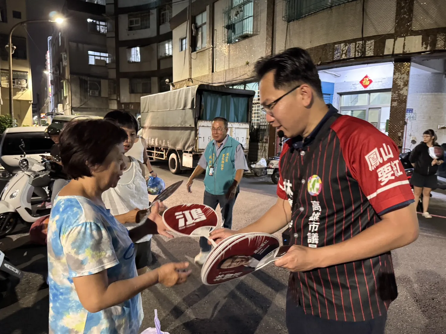 議員林智鴻（右一）腳踏車掃街，鳳山區福祥里長施聖俊（右二）陪同。（圖/林智鴻競選總部提供）