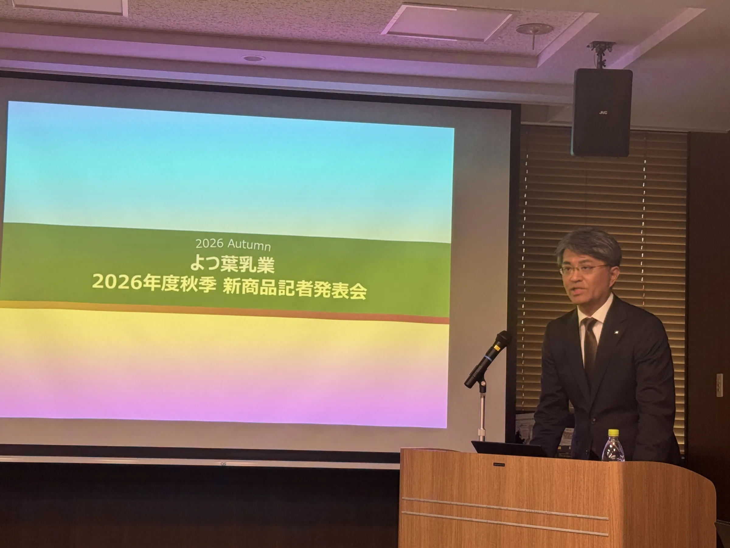 よつ葉乳業は2026年秋季発表会で価格据え置き方針を維持しながら100％北海道産生乳による新商品とブランド刷新を発表し、脱脂粉乳の余剰解消や賞味期限延長を通じた東南アジアなどへの海外展開を本格化させた。黃信維