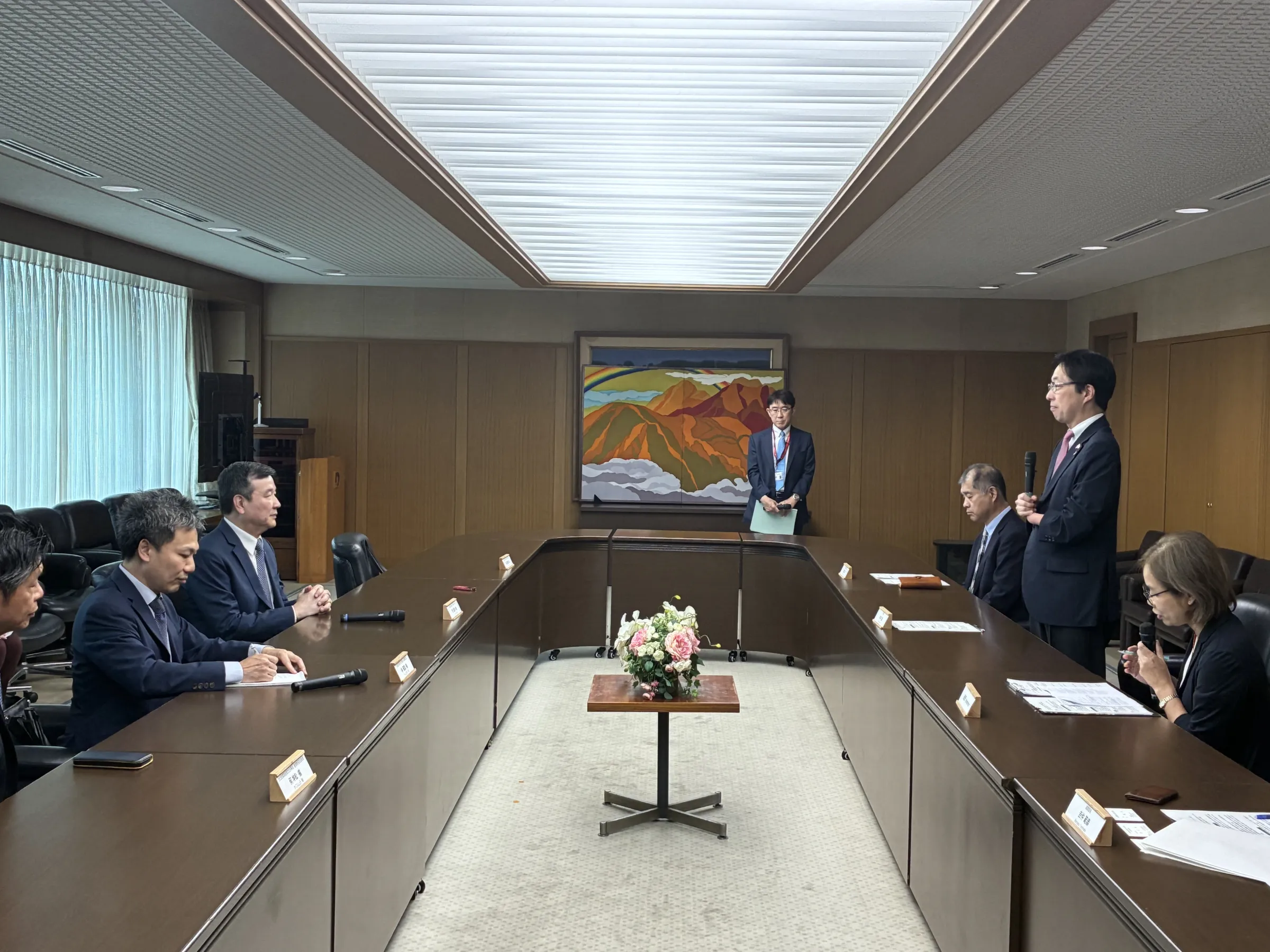 李逸洋駐日代表が熊本県の木村敬知事を表敬訪問して地震被害への見舞いと支援を伝え、双方は復興支援とともに半導体や観光など日台交流の深化に向けた連携を確認した。台北駐日経済文化代表処