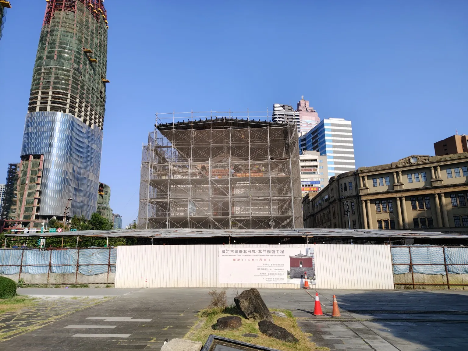 北門「承恩門」目前進行修復工程，現場可見鷹架與施工圍籬。北門是臺北府城現存4座城門中，唯一未在1966年改建城門樓的一座。（圖／魏甫丞攝）