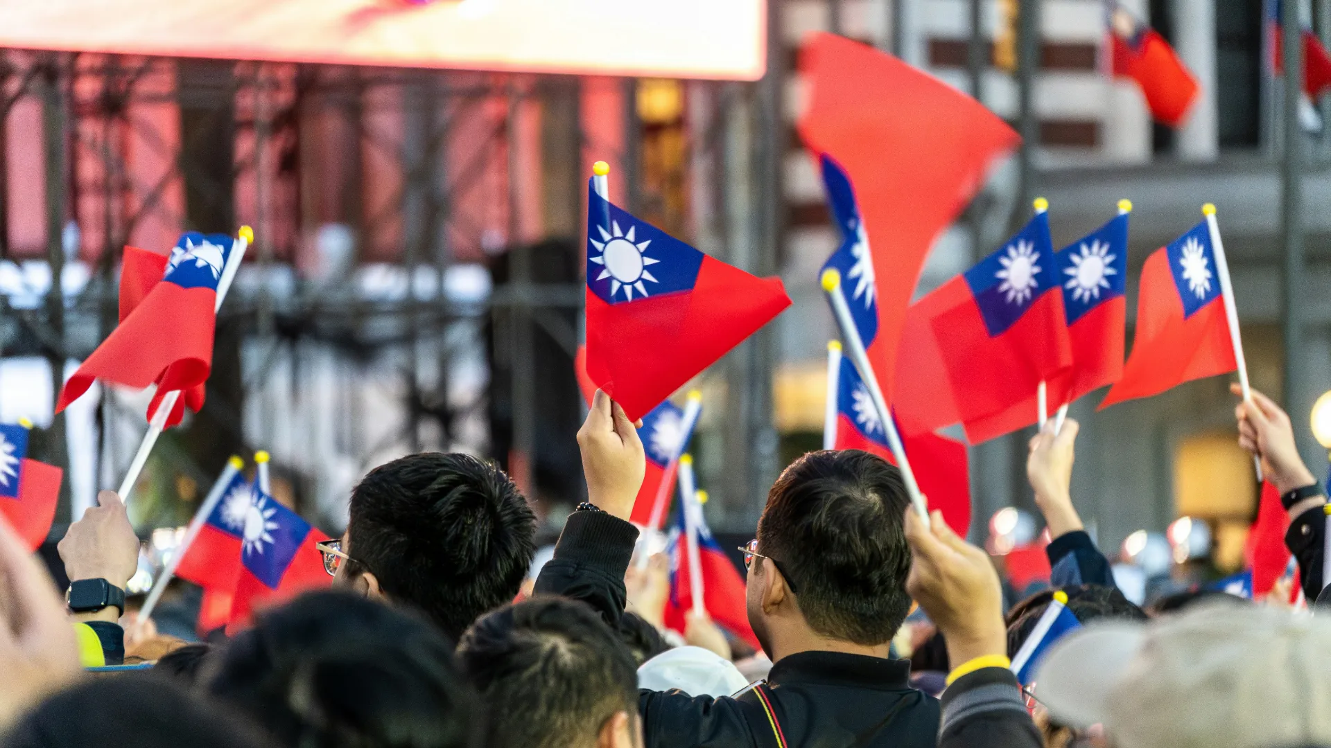 1945年第二次世界大戰結束、中華民國政府接管台灣後，青天白日滿地紅旗開始作為統治當局的國旗在台灣使用。（示意圖／取自unsplash）