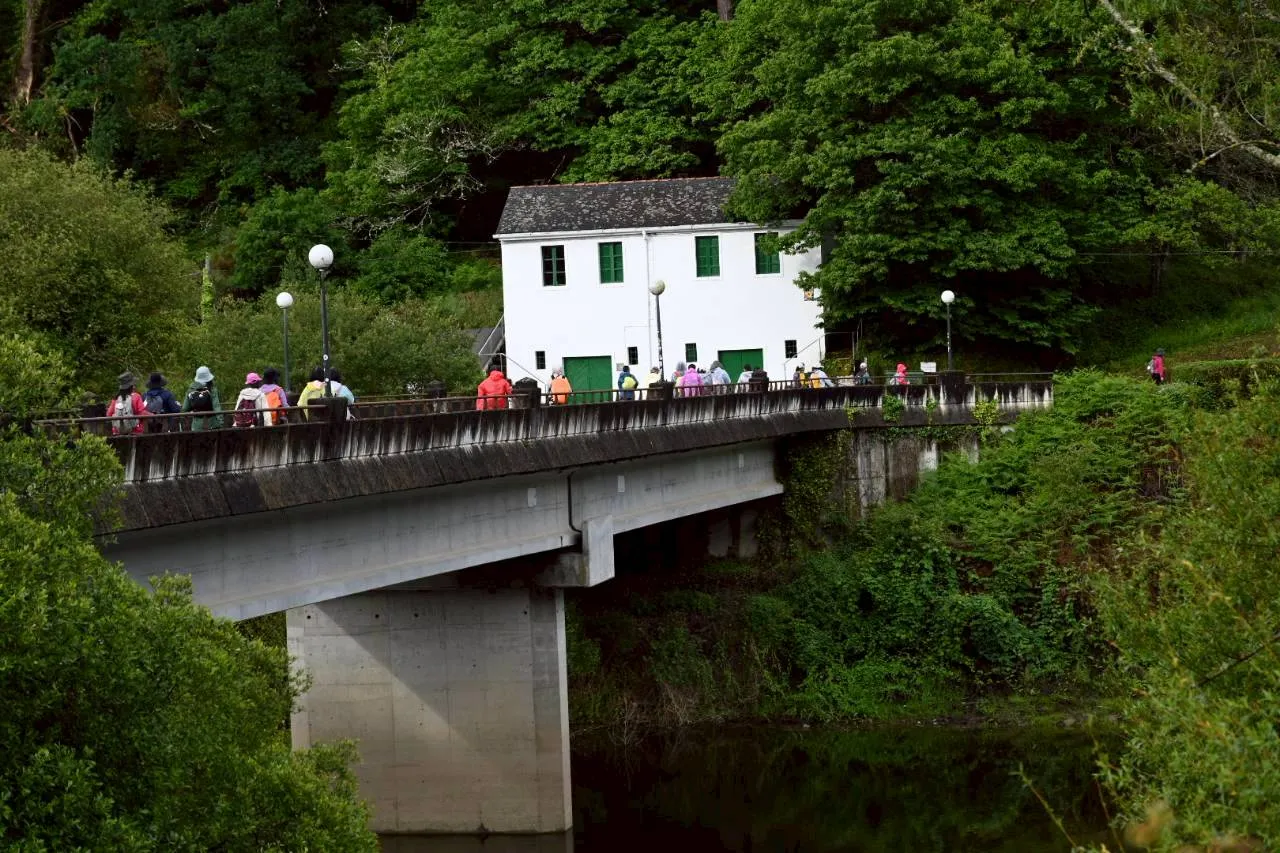 我們跨過橋樑繼續前行，經過被群山包圍的白色屋子與它的深灰色窗戶（圖／alex chu攝）