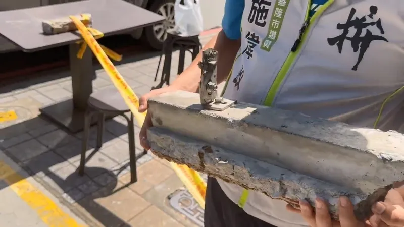 老舊建築外牆磁磚剝落掉落，可能砸傷路人。圖為基隆一棟大樓外牆磁磚與石塊剝落情形，非北投事發現場。（資料照／中央社）