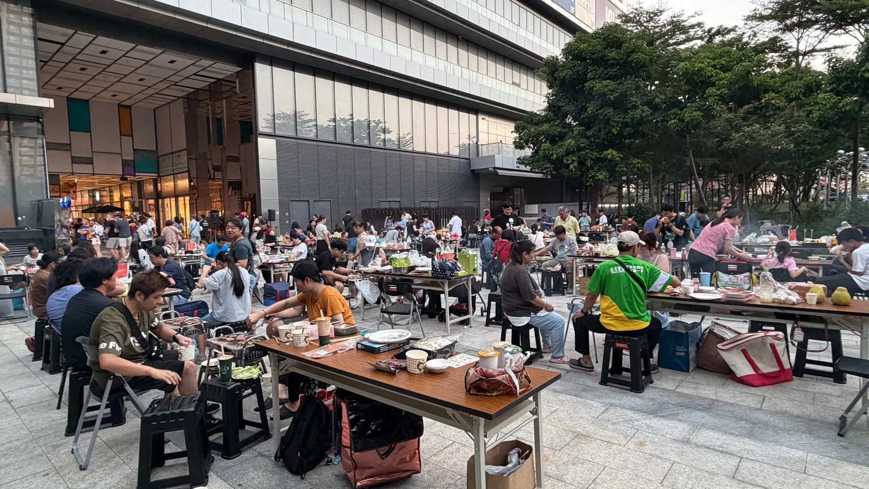 宏匯廣場於9月25日中秋節當天舉辦烤肉活動，超過百位顧客一起同歡。（宏匯提供）