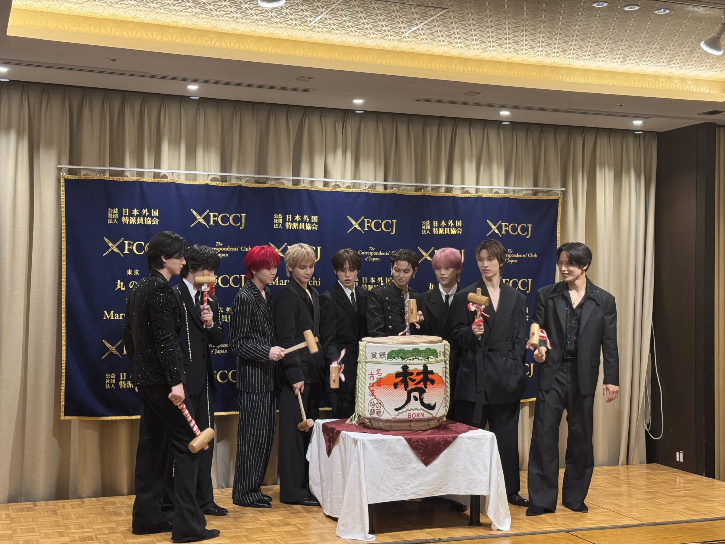 日本男團JO1在東京舉行全美出道出發式，宣布發行原創英文EP並展開北美巡演，回應風傳媒提問，解析美亞巡演差異、葛萊美合作內幕與走出非K-POP的獨特風格。黃信維