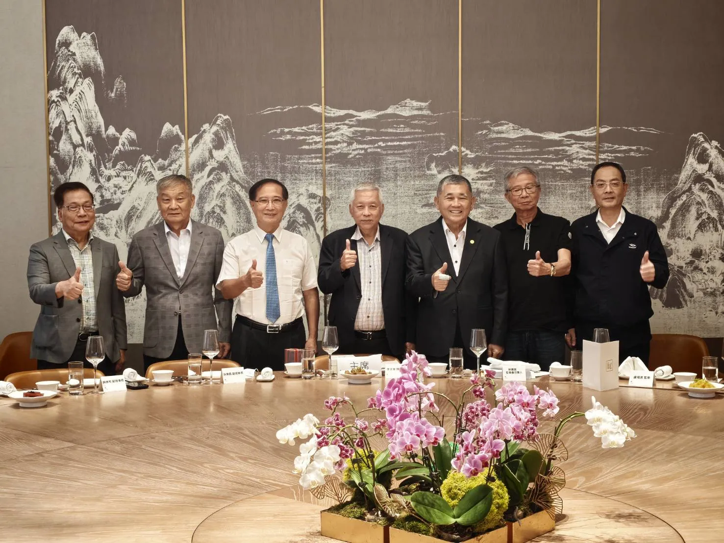 新舊任理事長與新任常務理監事合影。（圖/義守大學提供）