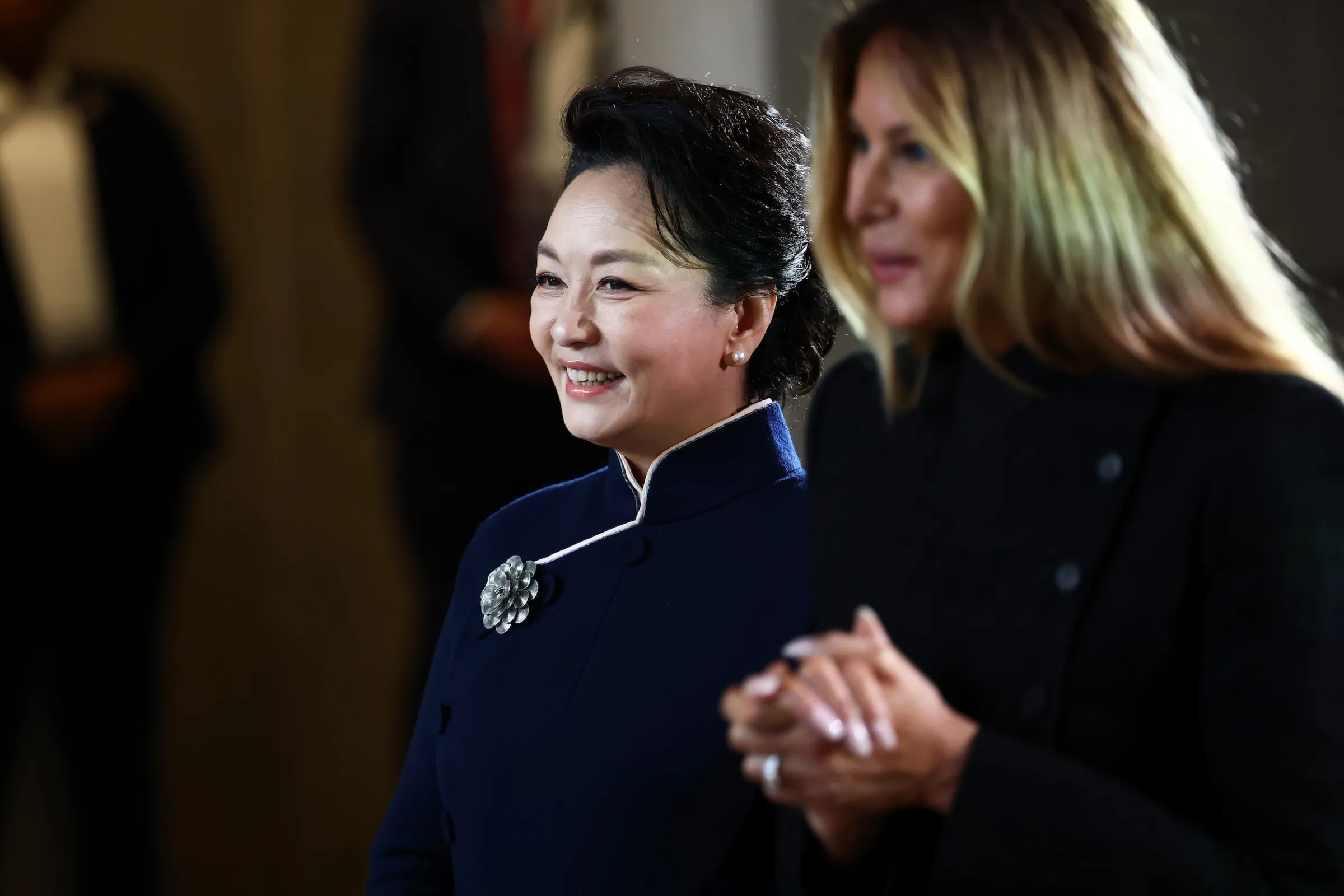 2026年9月24日，美國第一夫人梅蘭妮亞陪同中國第一夫人彭麗媛參觀史密森尼國家亞洲藝術博物館。（美聯社）