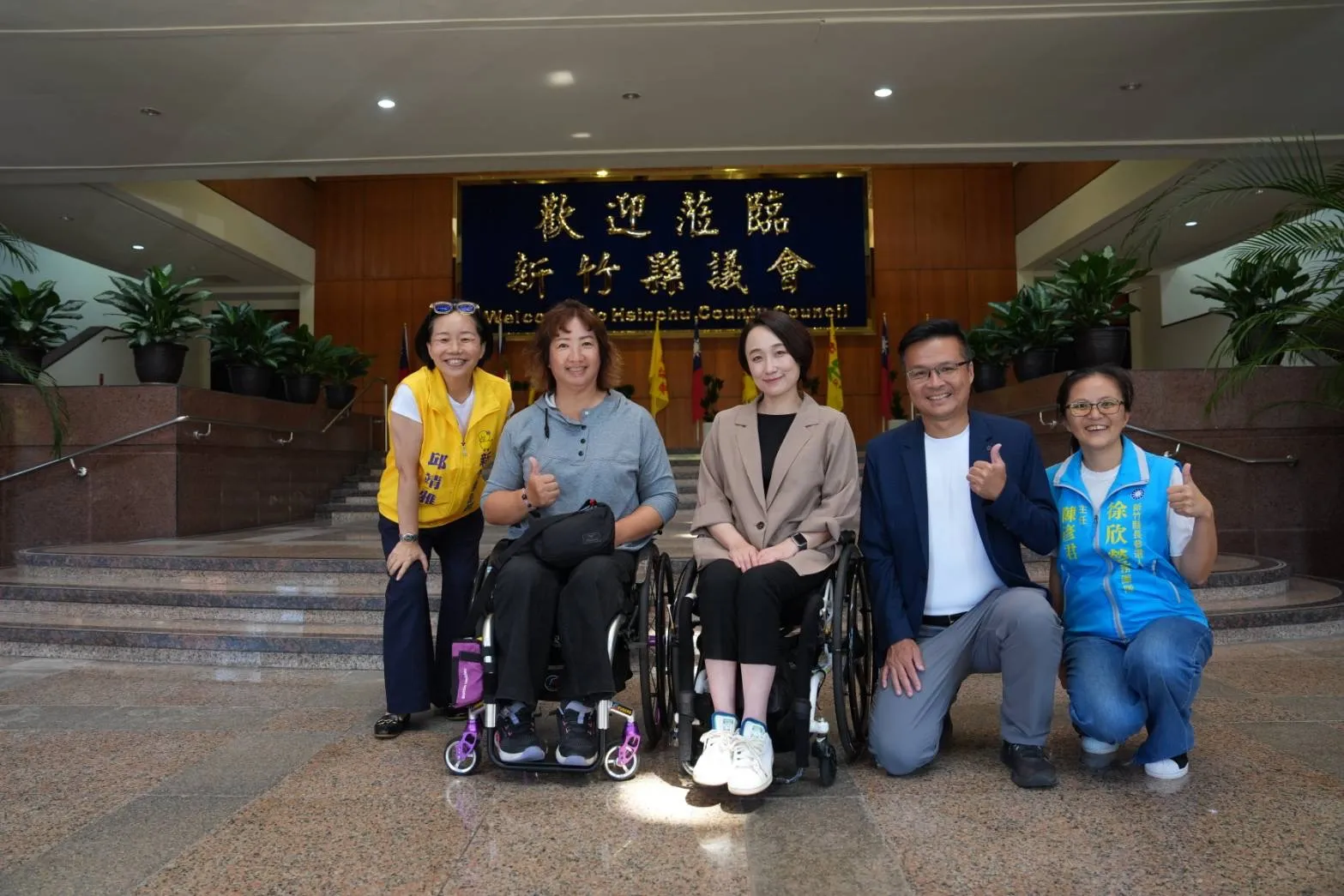吳旭智、邱靖雅與二條實穗等人面對面交換意見，討論如何從實際使用需求出發，改善運動場域與公共空間。(圖/吳旭智團隊提供)