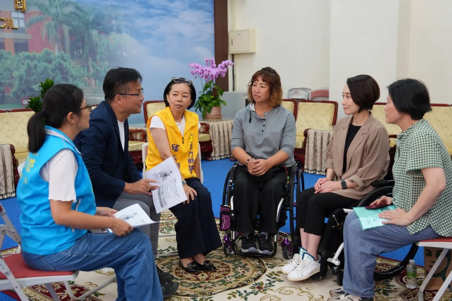 與會人士於新竹縣議會進行交流，從身障者實際生活與運動經驗出發，討論竹北未來無障礙與共融政策方向。(圖/吳旭智團隊提供)