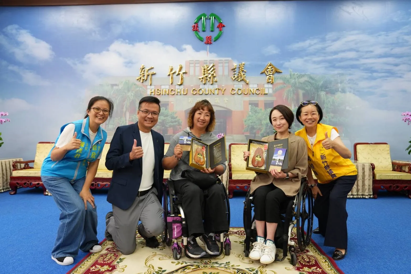 二條實穗與地方民代、身障運動推廣團體代表在新竹縣議會合影，吳旭智主張未來竹北市政規劃應讓實際使用者從政策起點就能參與。(圖/吳旭智團隊提供)