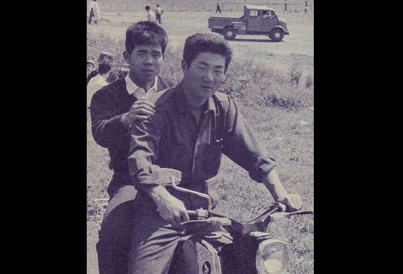 張本勳（前）與高木公男，攝於1959年。（維基百科）