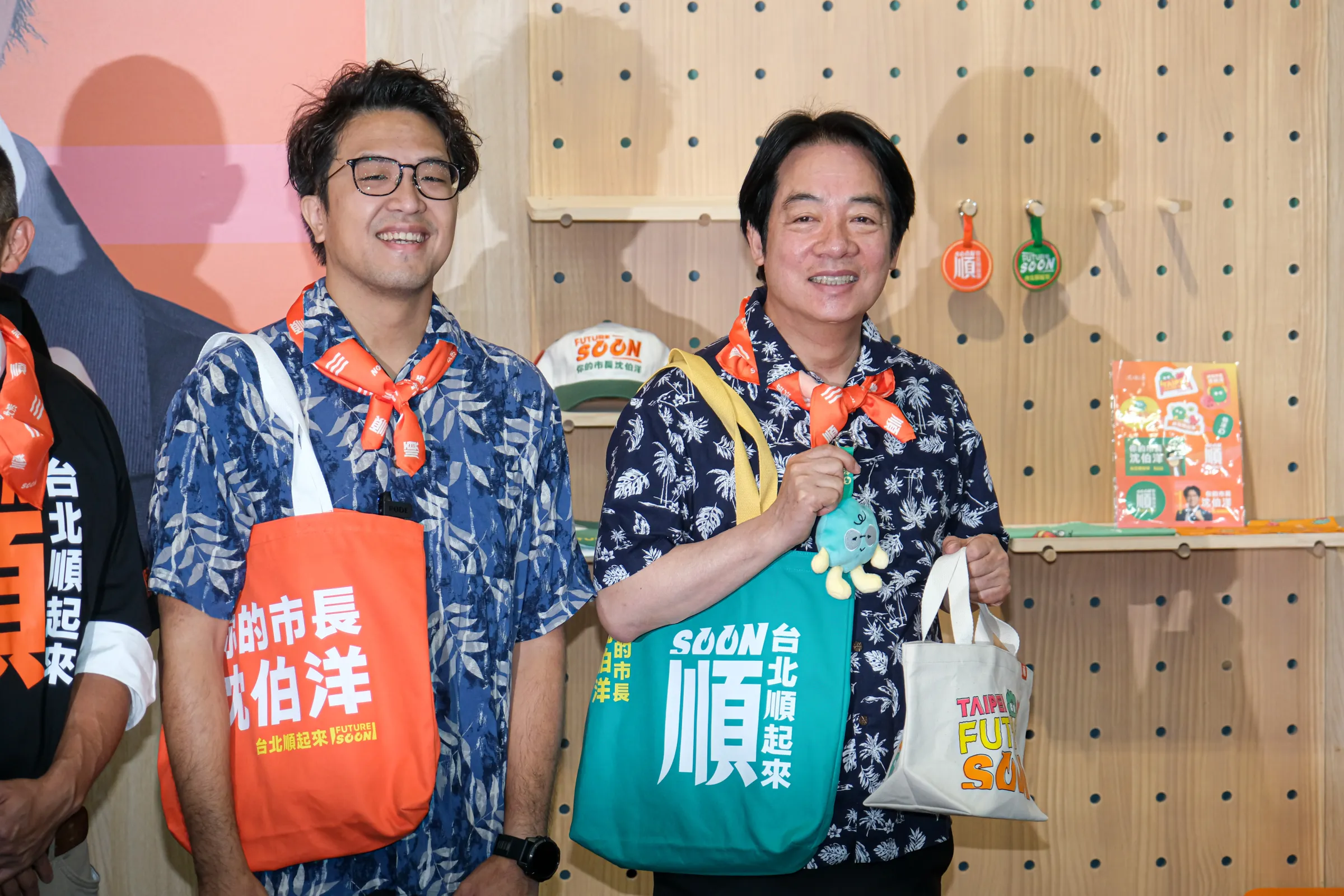 20260930-總統賴清德（右）、民進黨台北市長參選人沈伯洋（左）30日出席「台北沈伯洋競選總部開箱x大洋流記者會」。（劉偉宏攝）