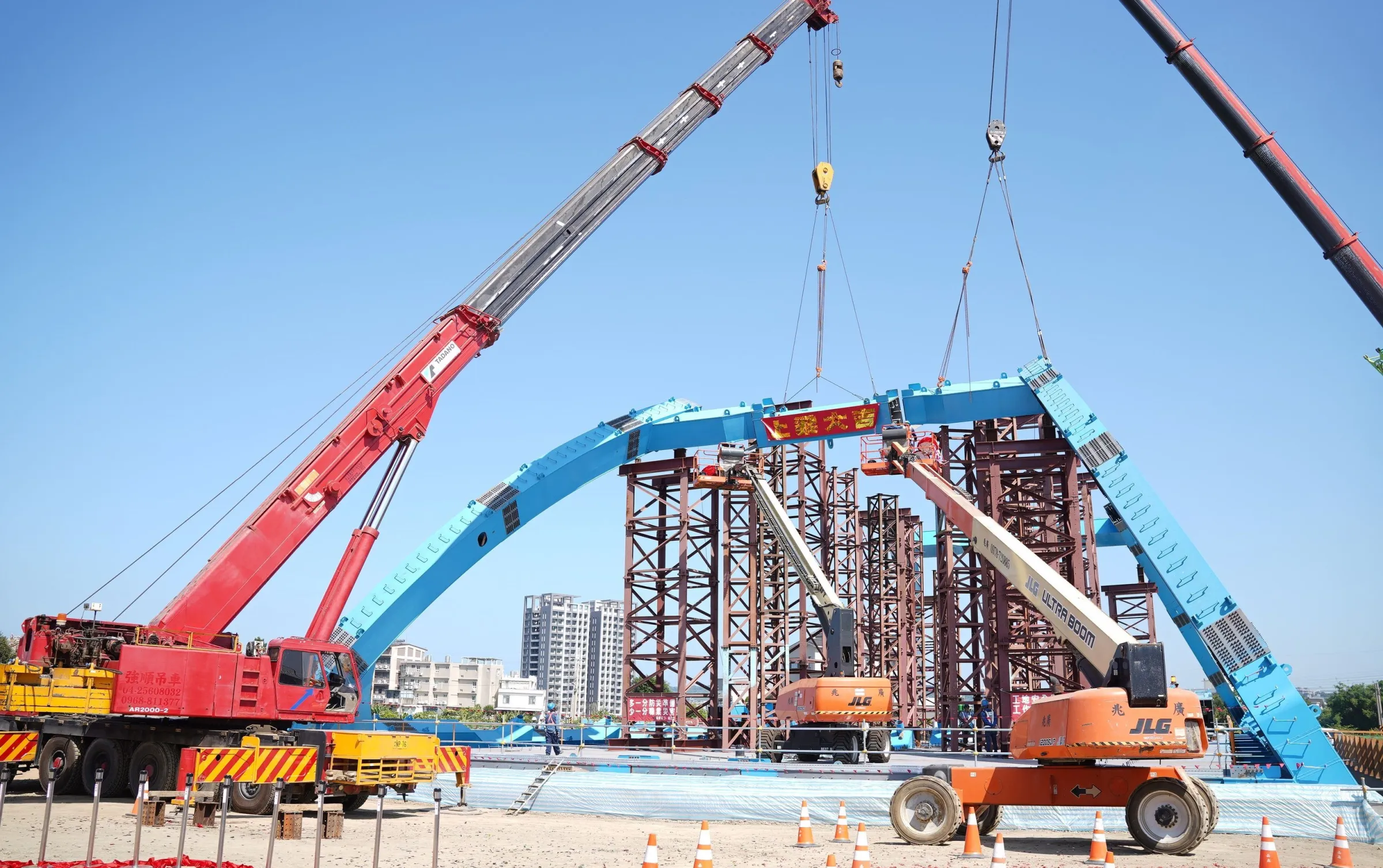 隨著跨豆子埔溪橋鋼拱橋主體結構順利完成上梁，工程持續朝116年上半年完工通車目標推進。（圖／新竹縣政府提供）