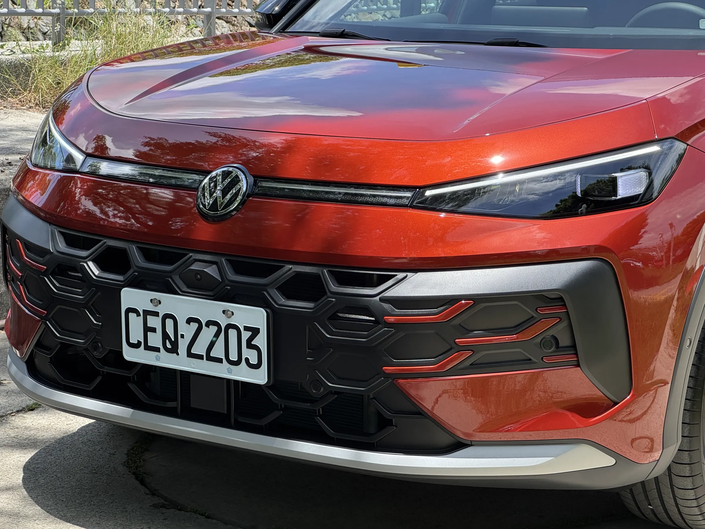 車頭換上新世代Volkswagen家族設計，IQ.LIGHT LED Matrix矩陣式頭燈搭配貫穿式燈組，讓車頭看起來更加俐落。（劉芯衣攝）