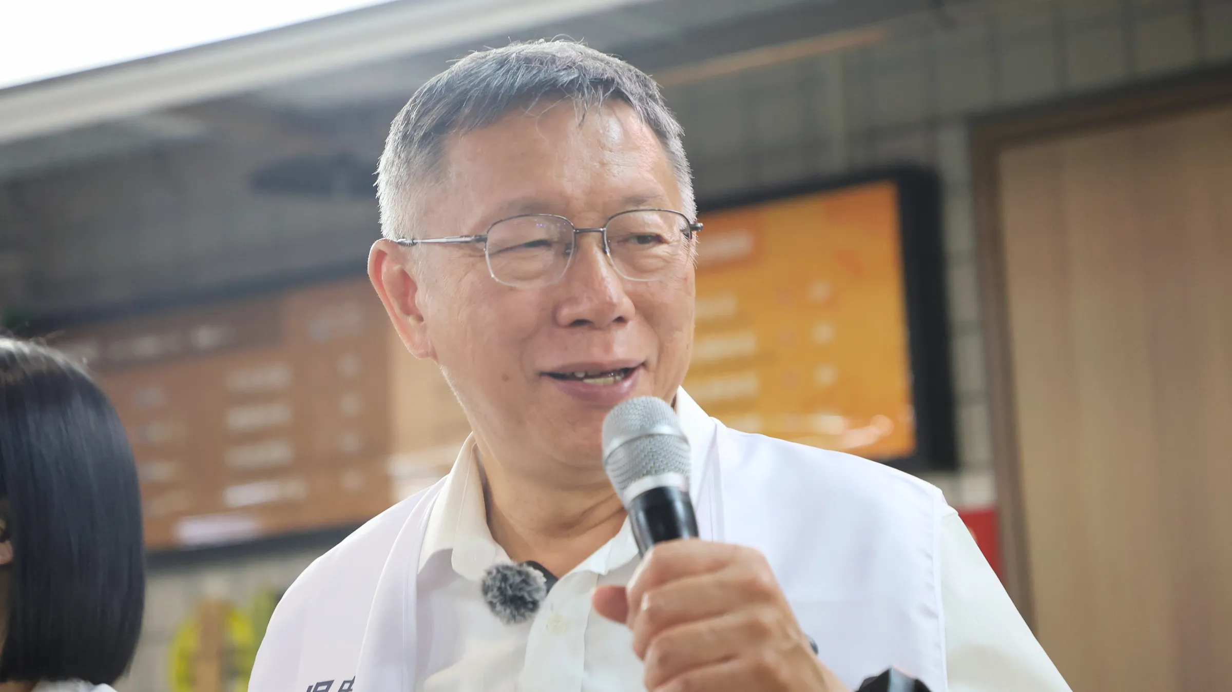 20260930-民眾黨創黨主席柯文哲（見圖）30日陪同台北市議員參選人吳怡萱出席南門市場平安宴。（柯承惠攝）