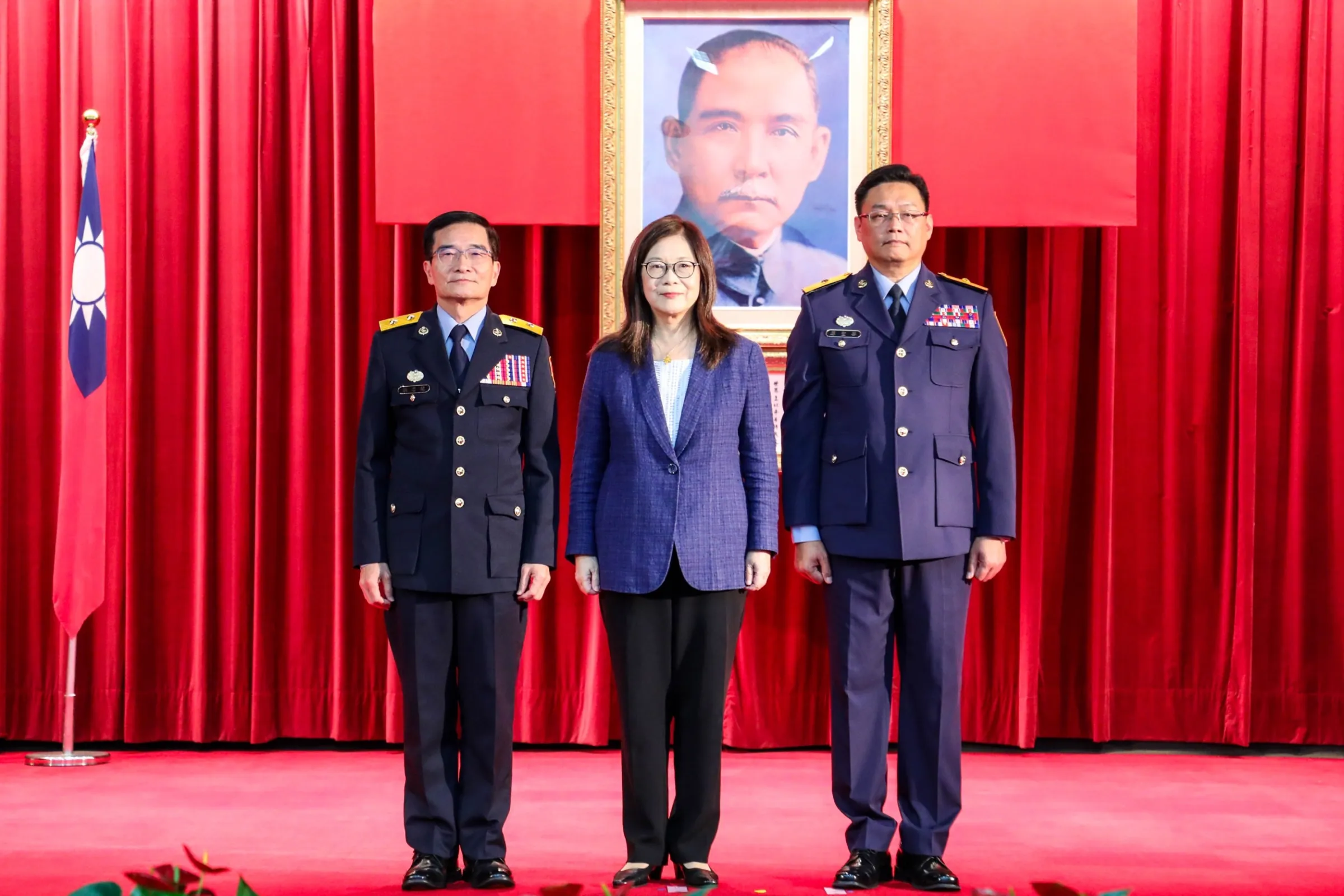 海軍中將原聖華（右）1日在海委會主委管碧玲見證下升任海巡署第三副署長。（海巡署提供）