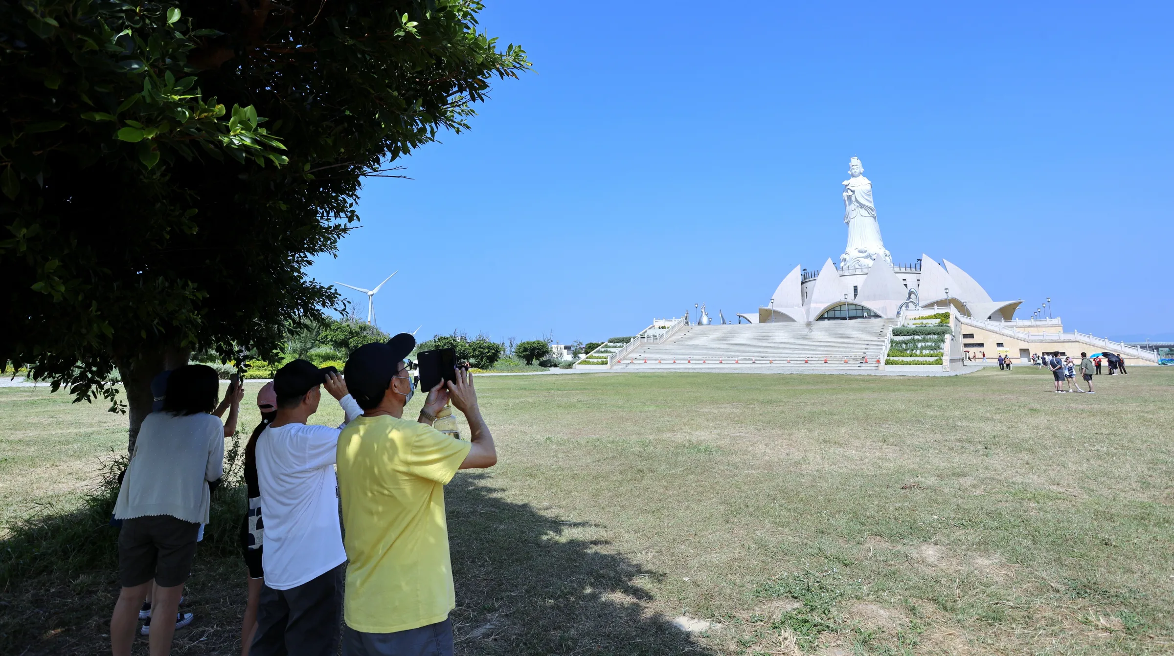 台中市政府觀光旅遊局以「跟著媽祖遊海線」為主題推出觀光地圖-民眾參觀大安港媽祖文化園區。(圖/台中市政府)