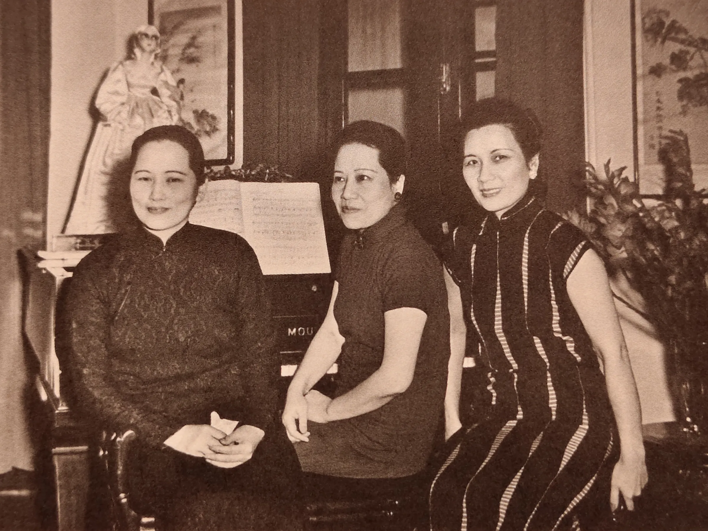 9.	宋氏三姊妹由左至右:慶齡、靄齡和美齡，這張照片攝於抗戰期間，也可能是三人合照的最後一張，之後爆發國共內戰，姊妹因政治因素從此天各一方。(圖/陳羋妡翻攝)