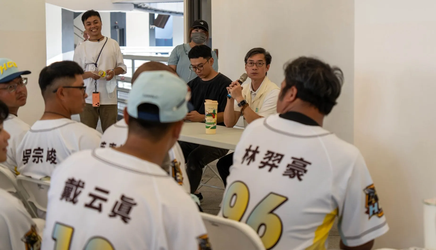 副市長林琨瀚與新竹市城市棒球隊及開南大學棒球隊教練、球員座談交流，聽取第一線對此次賽事及場館使用的回饋。（圖／新竹市政府提供）