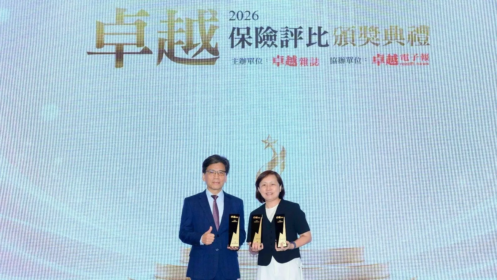 富邦人壽榮獲「卓越品牌形象獎」、「卓越科技創新獎」及「卓越財富管理獎」三項殊榮，由金管會主委彭金隆(左)頒獎，富邦人壽資深副總經理陳秀玲(右)代表領獎。（圖/富邦人壽）