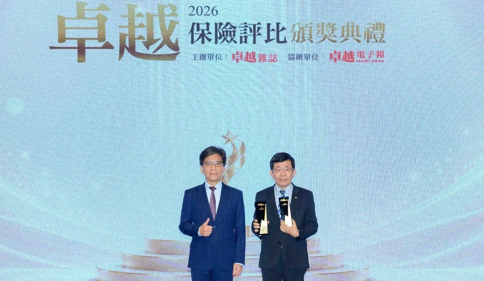 富邦產險獲頒「卓越ESG永續金融獎」及「卓越品牌形象獎」雙項殊榮，由金管會主委彭金隆(左)頒獎，富邦產險執行副總經理曾義陽(右)代表領獎。（圖/富邦人壽）