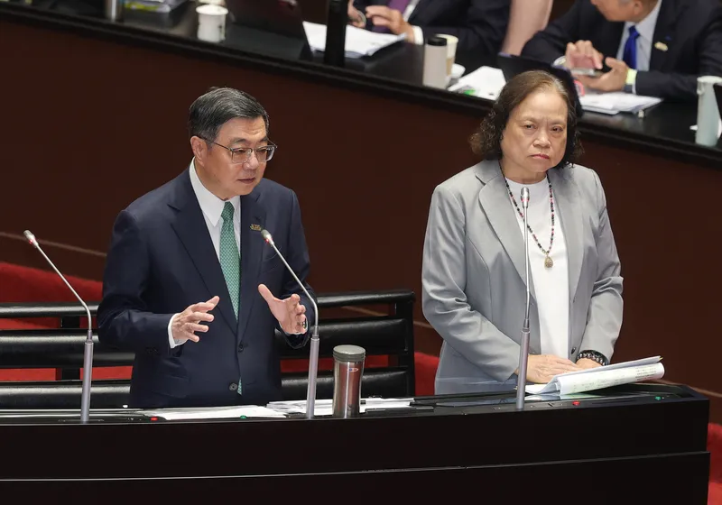 行政院長卓榮泰（左）、主計長陳淑姿（右）10月2日列席立法院院會備詢，回應總預算案、追加預算案等議題。（中央社記者謝佳璋攝）