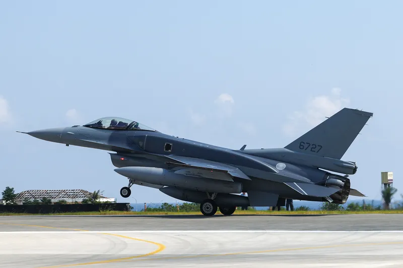 機体番号6727と6728の最初のF-16Vブロック70の2機は10月2日、台東の志航基地に到着した。（中央社）