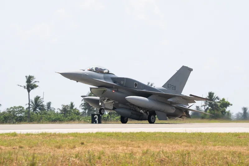 F-16V編號6728飛返台灣 空軍對美採購66架全新F-16V（block70）戰機，首批2架2日中午飛抵台東志航空軍基地。圖為編號6728的F-16V。中央社記者游凱翔攝 115年10月2日