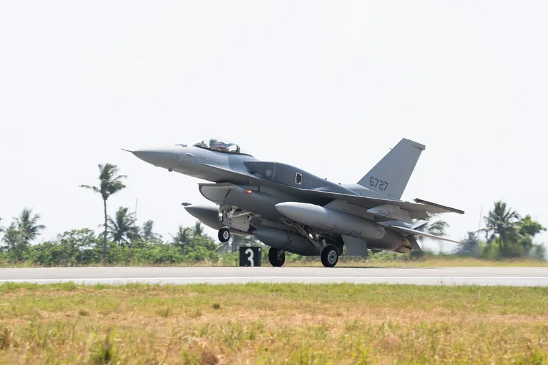F-16V編號6727飛返台灣（1） 空軍對美採購66架全新F-16V（block70）戰機，首批2架2日中午飛抵台東志航空軍基地。圖為編號6727的F-16V。中央社記者游凱翔攝 115年10月2日