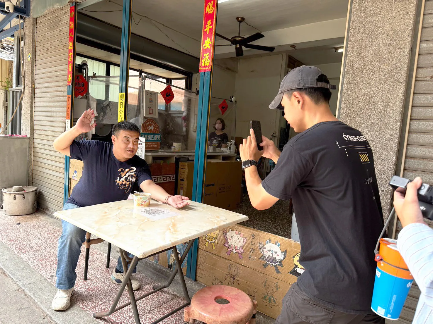 金城鎮長李誠智親自上陣拍攝宣傳短片，挑戰美食卡點與景點轉場，以活潑創意為「2026搖擺金各演音樂祭」宣傳。（照片／金城鎮公所提供）