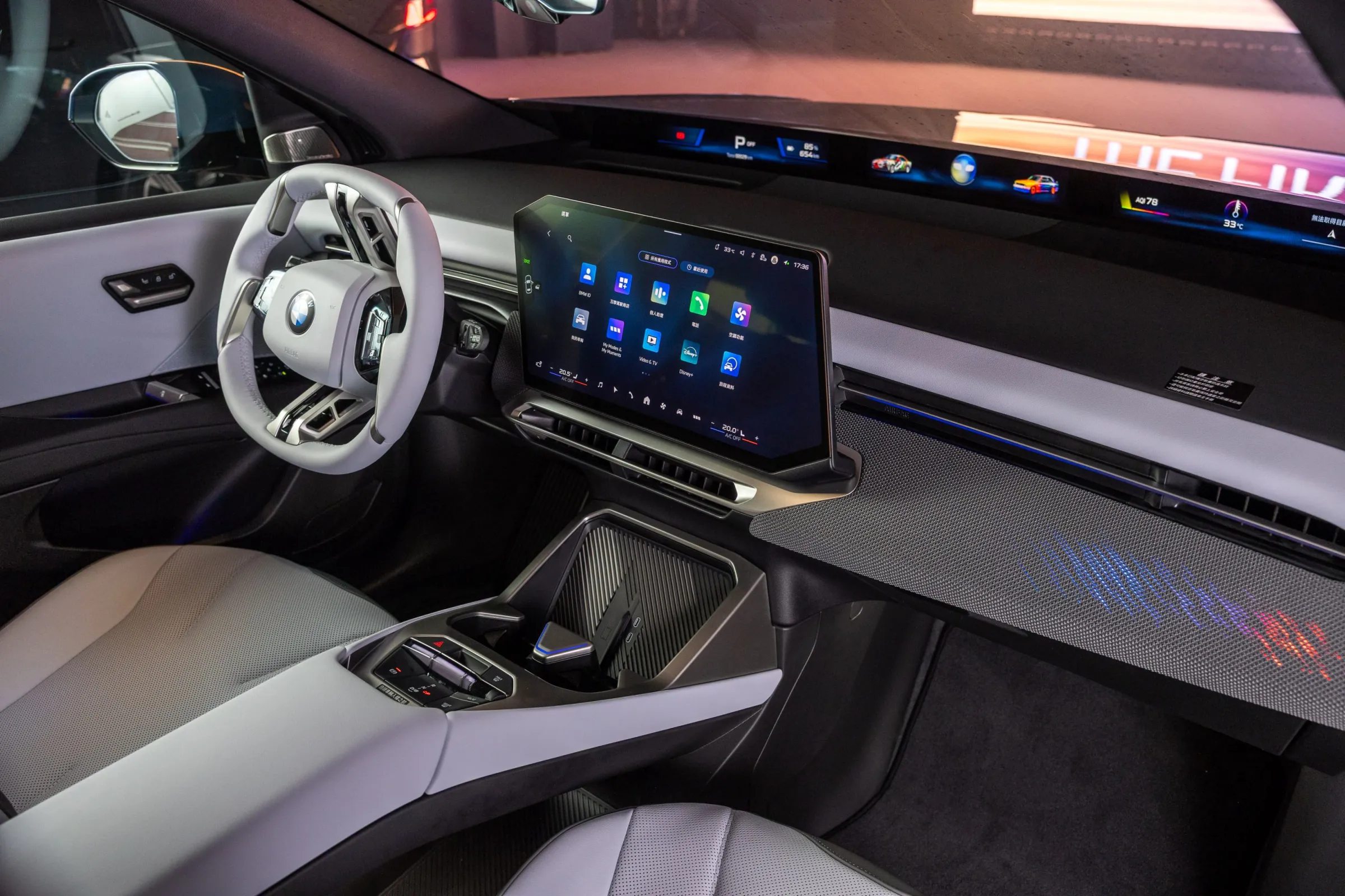 全新BMW iX3車室首度導入橫跨A柱的BMW Panoramic Vision全視域顯示系統，以先進投影技術將關鍵資訊呈現在擋風玻璃下緣。（BMW提供）