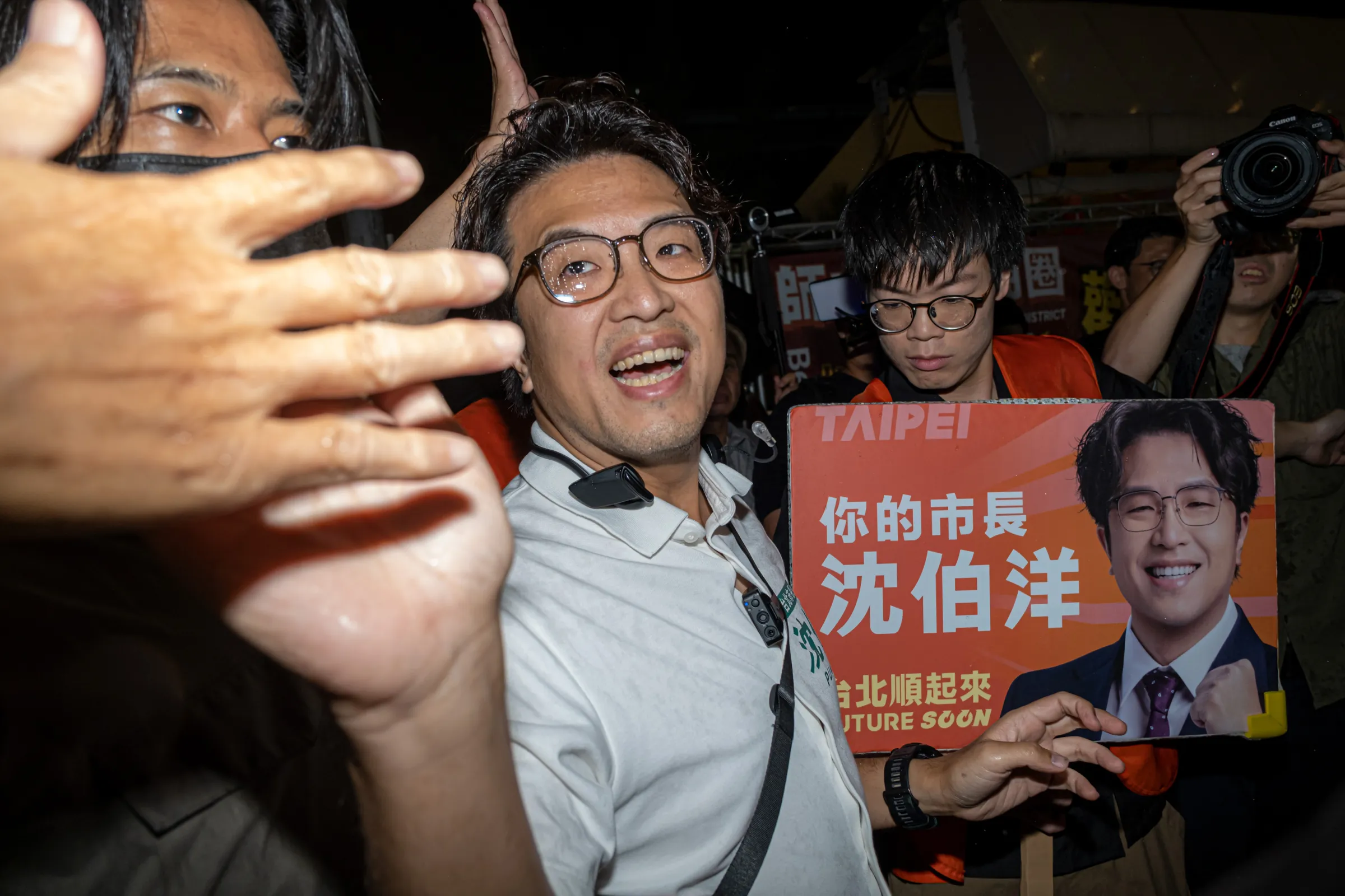 20261002-民進黨台北市長參選人沈伯洋（中）2日走訪師大龍泉商圈。（劉偉宏攝）