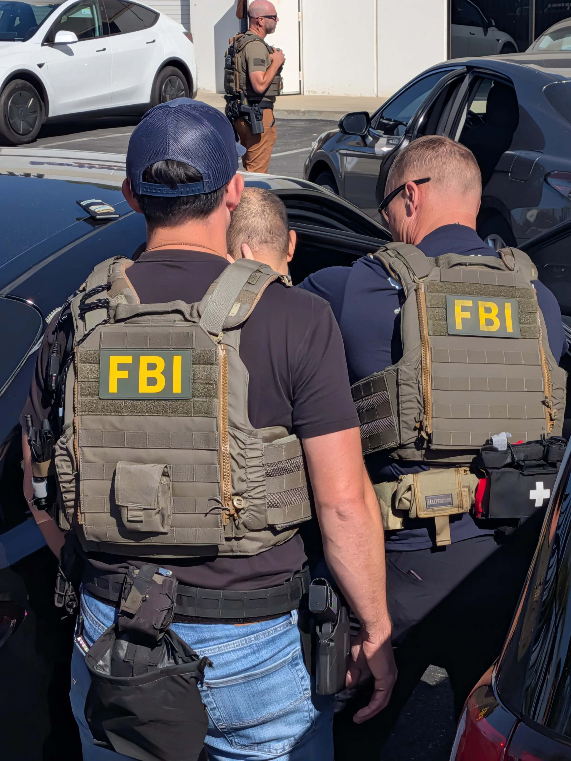 洛杉磯聯邦調查局探員逮捕走私輝達AI伺服器的亞裔男子。（取自FBI LA粉專）