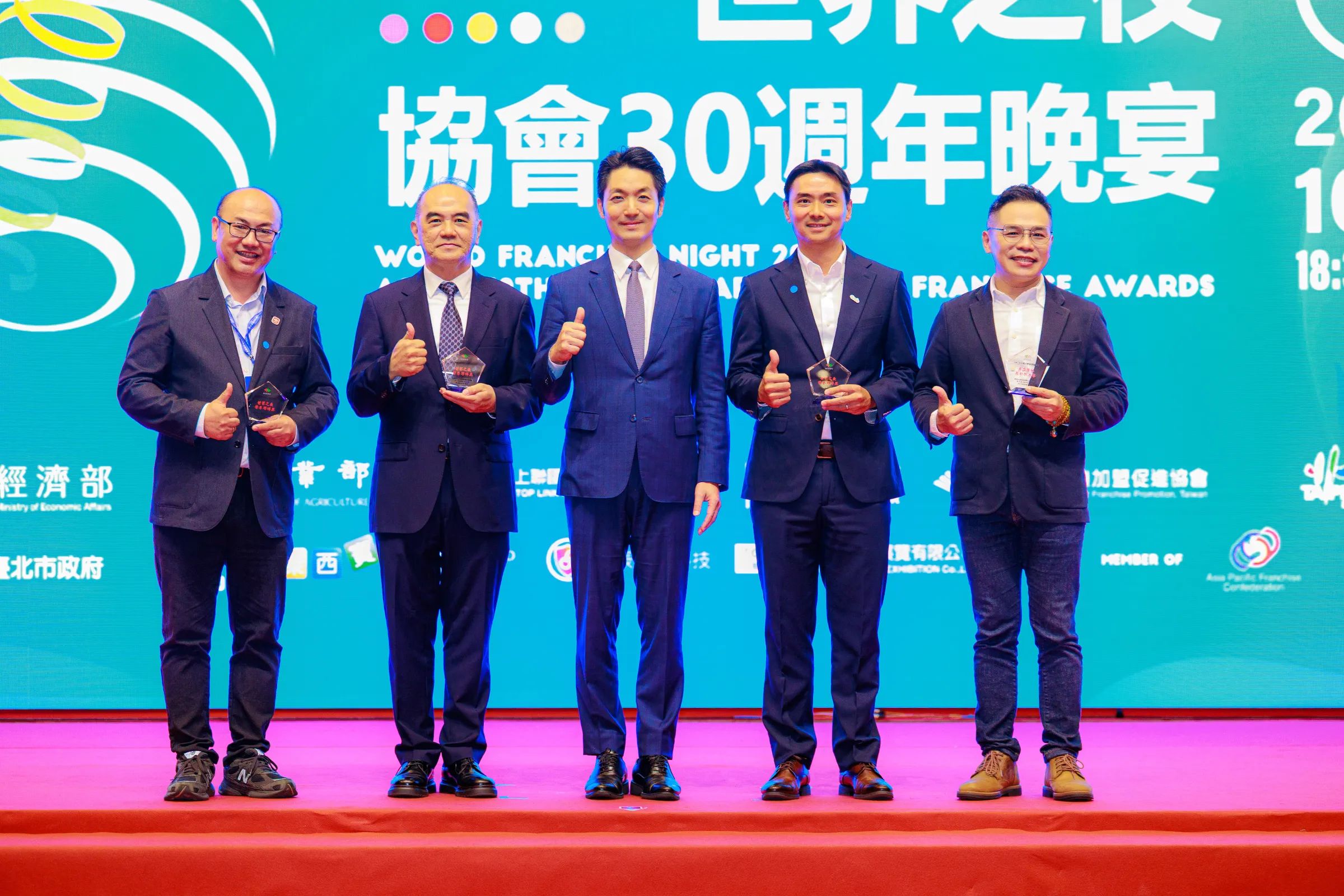 世界之夜頒發榮耀夥伴獎項，感謝合作企業支持活動與國際交流，圖為頒獎合影。（照片/台灣連鎖加盟促進協會提供）