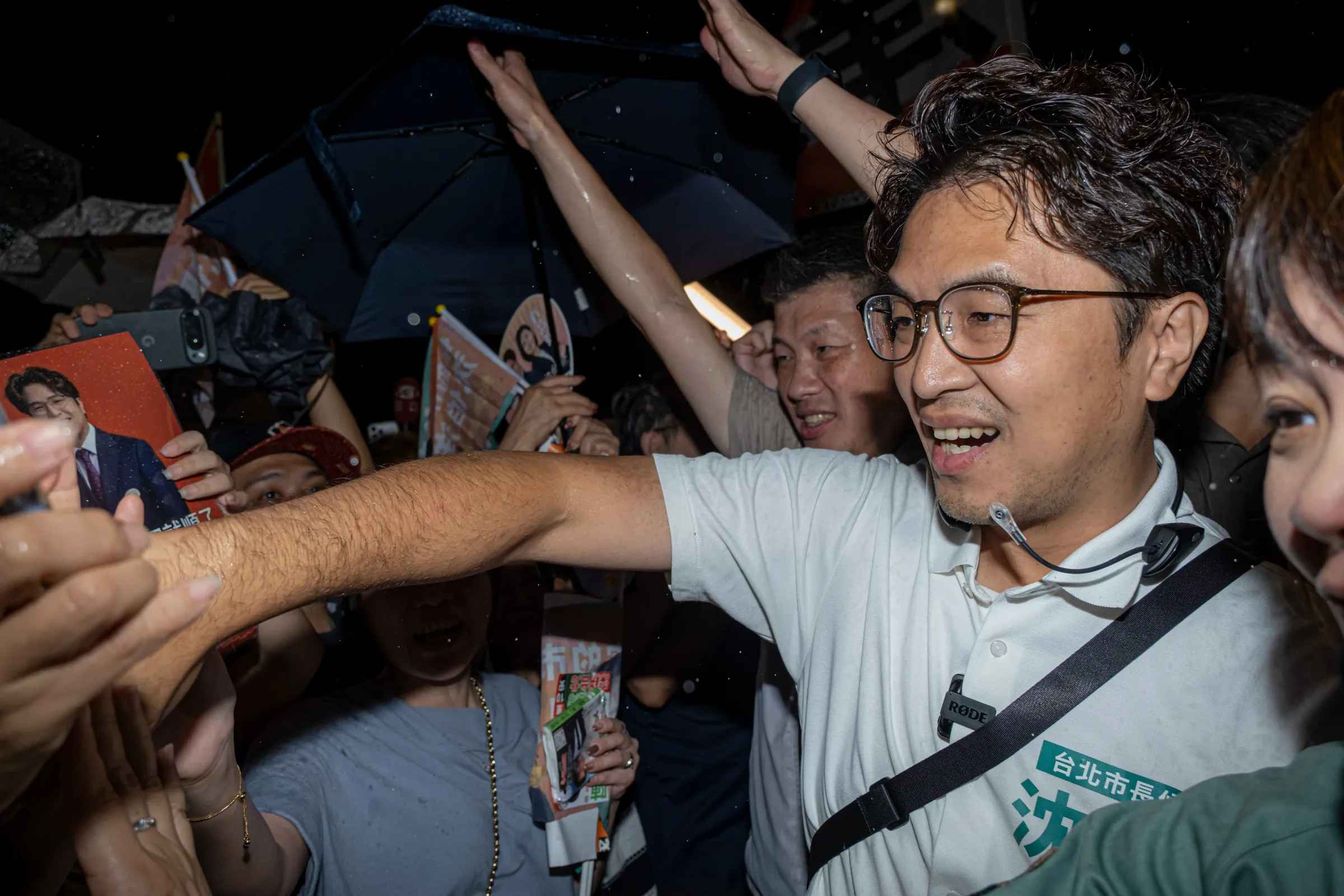 20261002-民進黨台北市長參選人沈伯洋（右）2日走訪師大龍泉商圈。（劉偉宏攝）