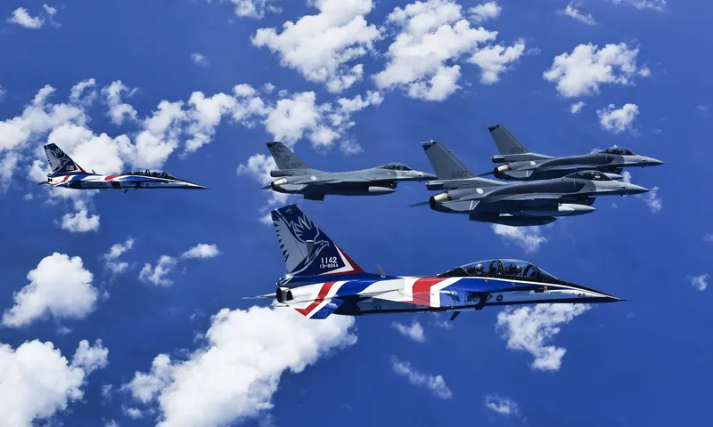 F-16V（blk70）戰機編隊大雁隊形 國防部3日發布首批2架F-16V（blk70）戰機2日飛返台灣的空拍照，2架F-16V（blk70）戰機與1架F-16V（blk20）戰機和2架勇鷹高教機編隊大雁隊形。（國防部提供）中央社記者吳書緯傳真115年10月3日