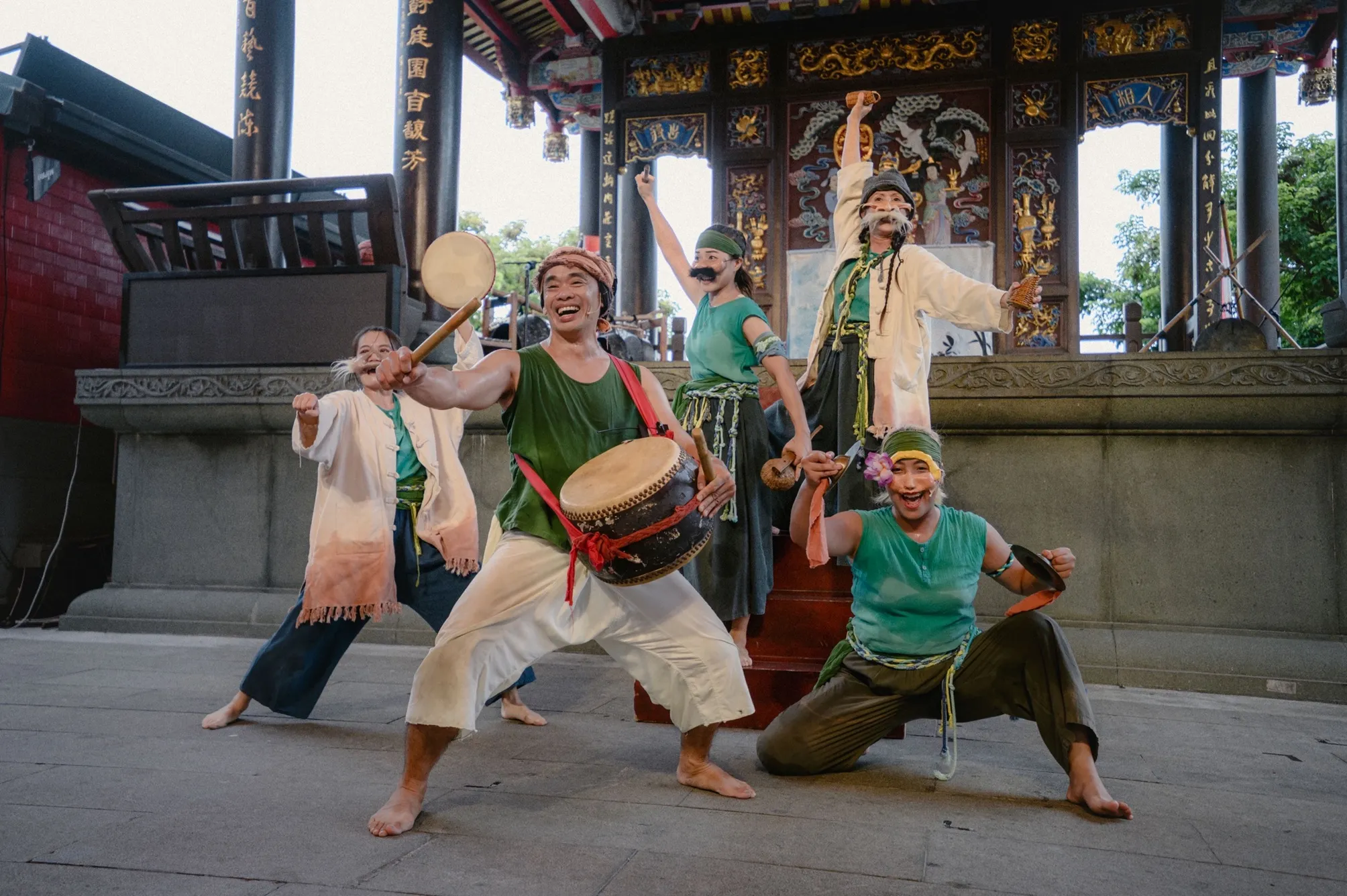 身聲劇場帶來《在大水之中》，改編自布農族大洪水神話，以肢體、音樂與戲劇演繹人與自然的故事。（圖／國立傳統藝術中心提供）