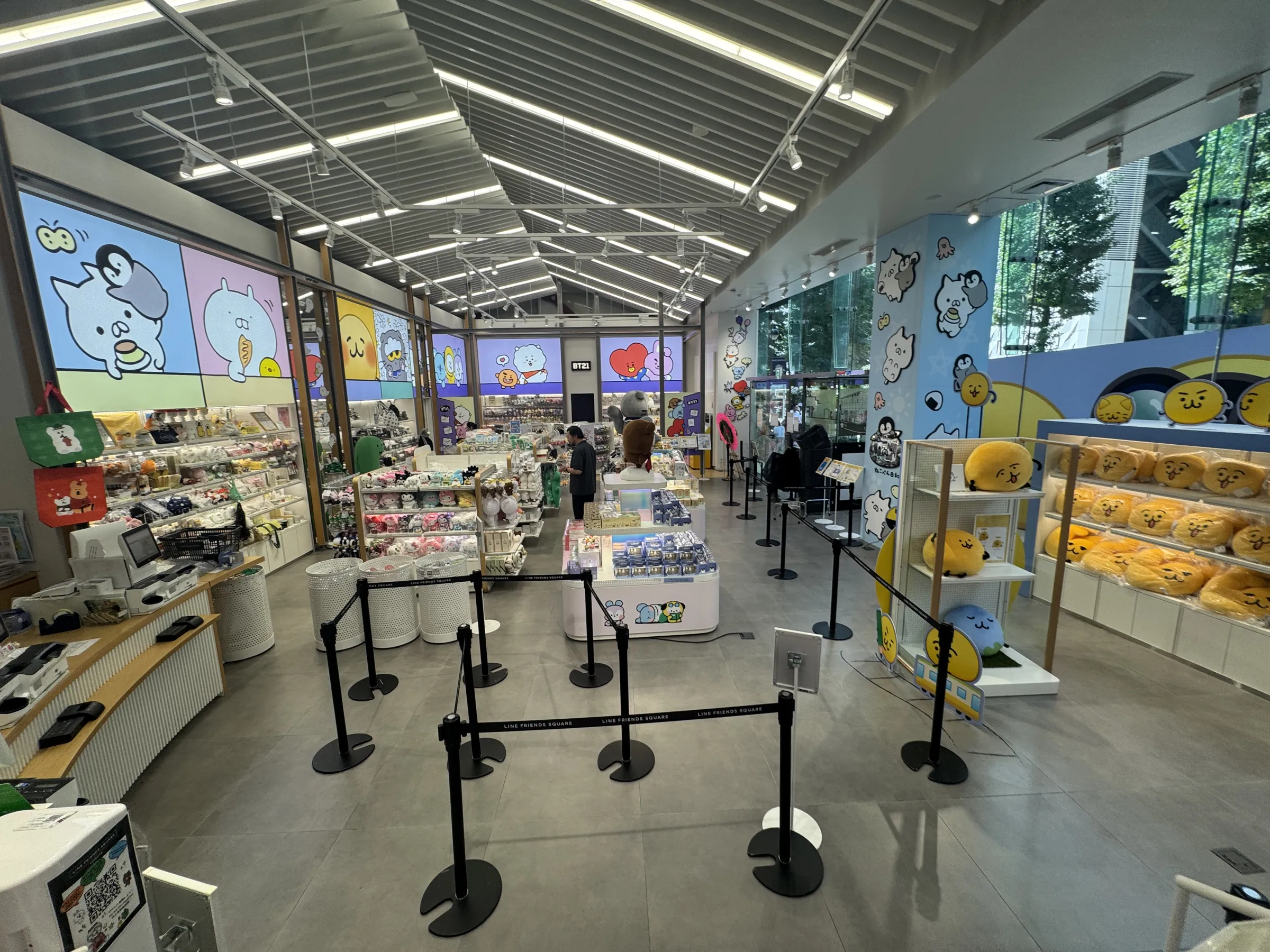 澀谷LINE FRIENDS SQUARE「表情貼小傢伙（地瓜球）」快閃店湧現搶購熱潮，多款熱門周邊迅速完售，官方宣布將於10月16日進軍大阪並展開全日本巡迴。黃信維