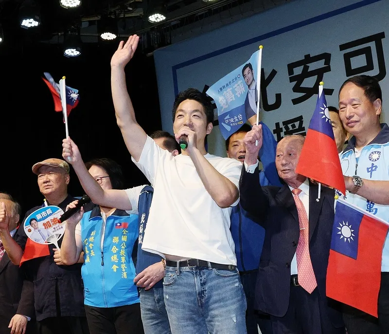 蔣萬安公教軍警消後援會成立 台北市長蔣萬安（中）4日上午出席公教軍警消後援會成立，蔣萬安揮手致意回應支持者熱情。中央社記者郭日曉攝 115年10月4日